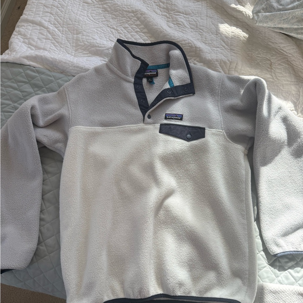 Patagonia women’s light Gray and cream Fleece snap-t Pullover size medium
